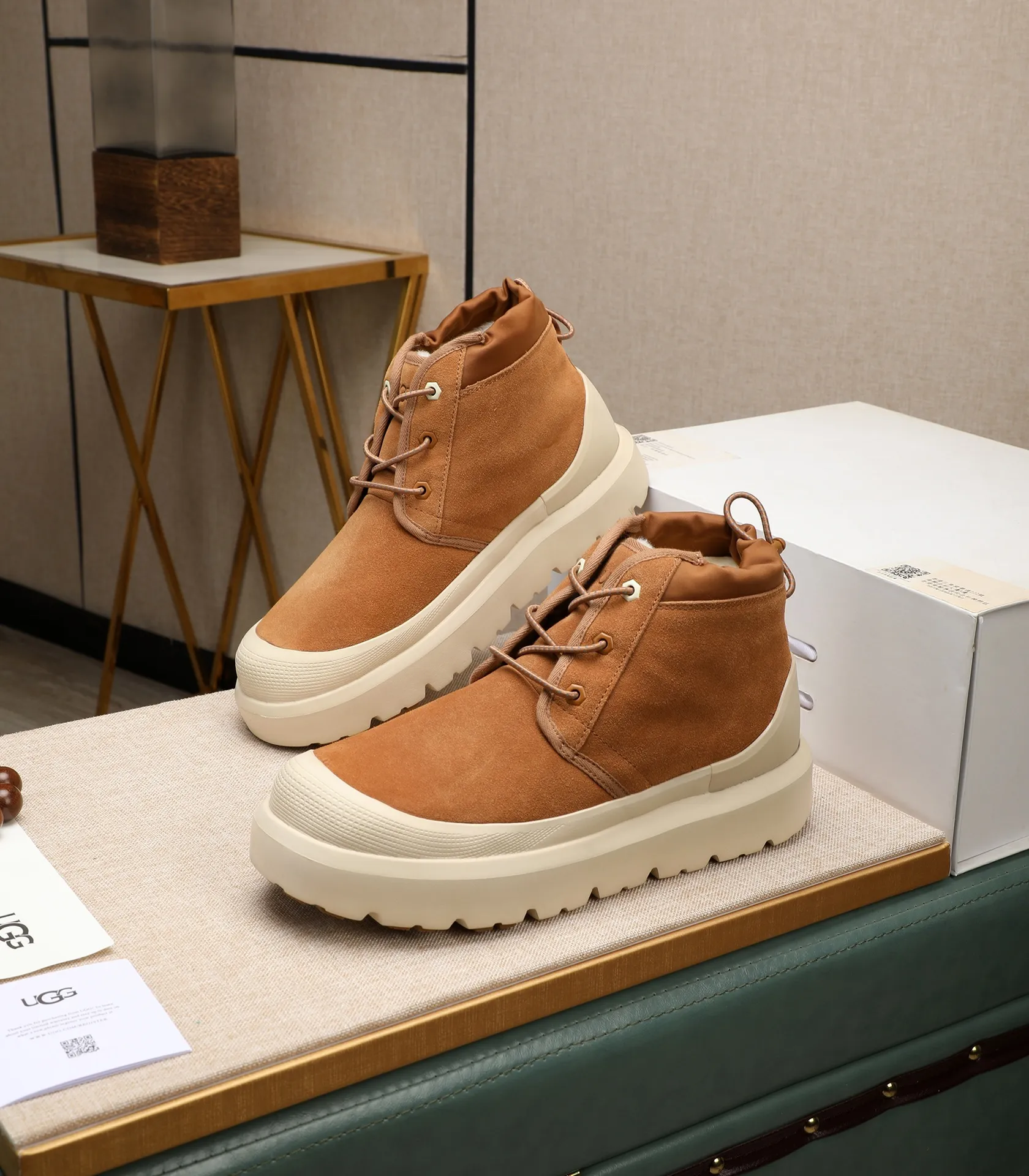 Men's shoes 💰580 (same style for men and women) Please pay attention to the quality of the original order and compare the thickness of the wool 🏮🏮The popular UGG is from Australia's warm luxury brand men's shoes, the official website is synchronized, Beckham men's style..., made of imported first-layer waxed cowhide, waxed toe cap, Australian real wool velvet lining Carefully sewn...Imported rubber Martin boots outsoles (comfortable, soft and wear-resistant). I really like the quality..Exquisite workmanship. You won't be able to put it down at first sight. Sizes 35-44